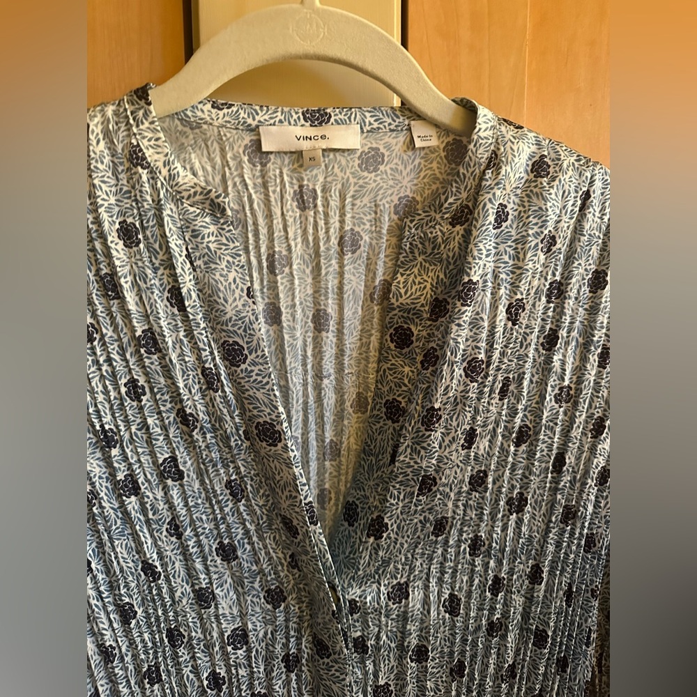 Vince Camellia Print Pleated Blouse, Pale Bay Blue, XS, Never Worn NWOT New! - Picture 6 of 10